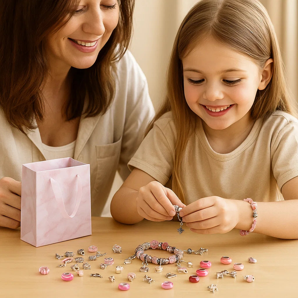 DIY - pakkaus charmirannekkeiden tekemiseen | Helmikorusetti riipuksella lahjapakkauksessa tytöille