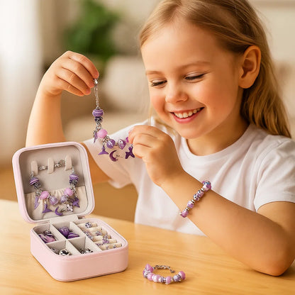 DIY - pakkaus charmirannekkeiden tekemiseen | Helmikorusetti riipuksella lahjapakkauksessa tytöille