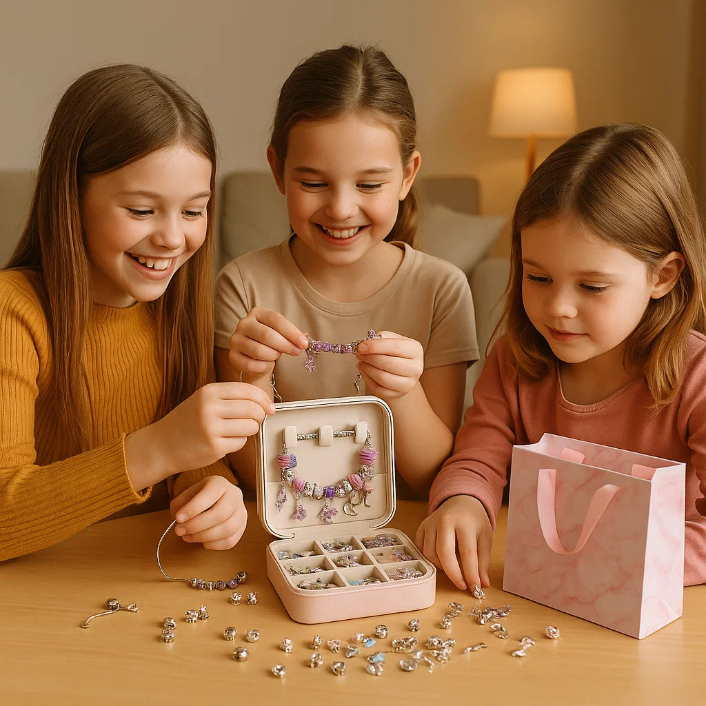 DIY - pakkaus charmirannekkeiden tekemiseen | Helmikorusetti riipuksella lahjapakkauksessa tytöille